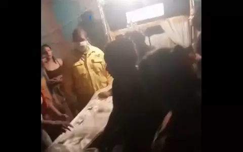 Una mujer estaba siendo velada, pero allegados sintieron sus pulsos y la auxiliaron
