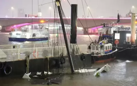Se hunde un barco de fiesta en Londres en medio de fuertes lluvias e inundaciones en la capital