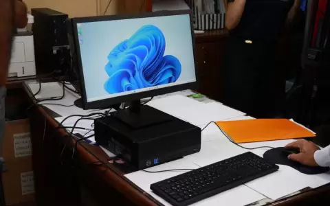 Fest�n con el dinero p�blico: Llegaron 100 computadoras y 45 sillones del alt�simo costo para los senadores