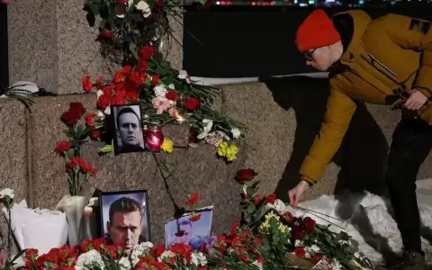 Un centenar de detenidos por homenajear a Navalni en Rusia