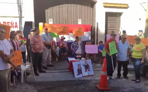 Encadenados y en protesta, jubilados claman intervenci�n de la Caja Municipal