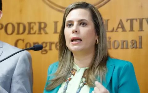 Senadores presentan oficialmente pedido de expulsi�n de Kattya Gonz�lez