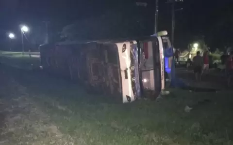Bus de larga distancia volc� con unos 50 pasajeros a bordo