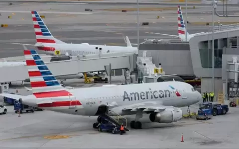 Un hombre intent� abrir la puerta de emergencia de un avi�n en pleno vuelo en EE. UU.