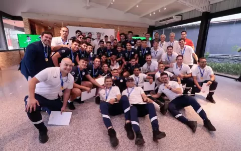Pe�a entrega reconocimiento a la Selecci�n Paraguaya ganadora del Preol�mpico Sub 23