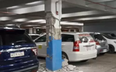 Explotan vigas de un estacionamiento de un shopping en CDE