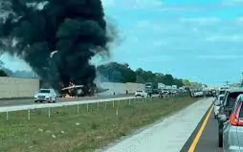 Un avi�n se estrella contra un veh�culo en una autopista en Florida: el accidente dej� dos muertos