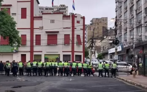 Polic�as resguardan zona del Congreso tras convocatoria para tratar pedido de expulsi�n de Kattya