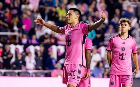 Golazo de Diego G�mez tras combinaci�n con Lionel Messi y Luis Su�rez