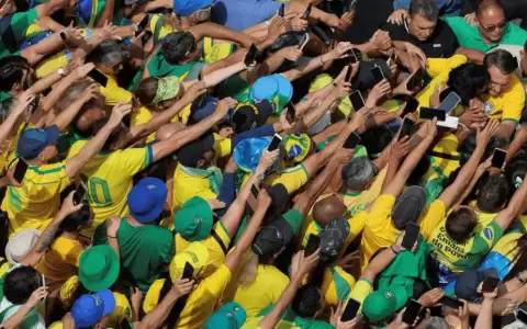 Bolsonaro lidera una gran marcha y proclama su inocencia ante la investigaci�n por urdir un golpe
