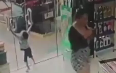 �Negligencia? Puerta de vidrio de un comercio cae sobre ni�o de 1 a�o y el due�o exigi� el pago a los padres