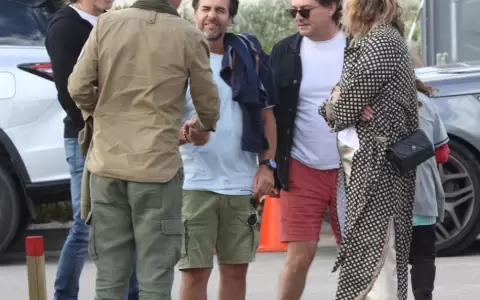 Luis Lacalle Pou se hizo viral por un video que lo muestra sentado en una vereda, sin custodios, hablando con un amigo en Maldonado