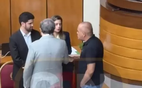 Kattya Gonz�lez niega saludo a "Bachi" N��ez luego de ser expulsada del Congreso