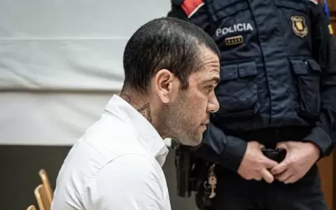 Dani Alves recibe una condena de 4 a�os y 6 meses de prisi�n