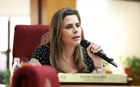 Senadores cartistas concretan el golpe y expulsan a Kattya Gonz�lez