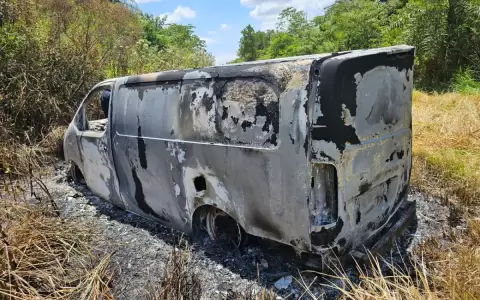 Hallan un veh�culo incinerado y presumen que fue utilizado para robo a cambistas