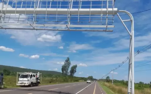 Retiran p�rticos ilegales de la franja de dominio de las rutas