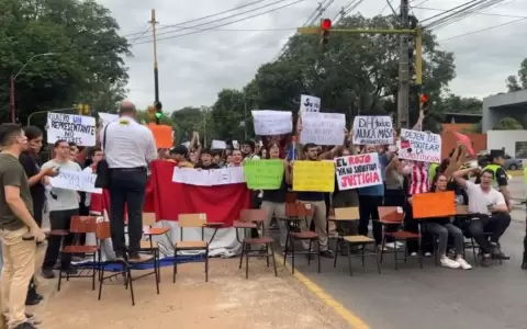 Universitarios se manifiestan a favor de la democracia