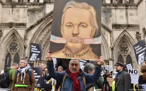 Baltasar Garz�n denuncia "persecuci�n pol�tica" de Assange