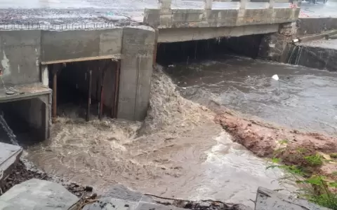 Lluvias pusieron a prueba la estructura del puente sobre el arroyo Lambar�