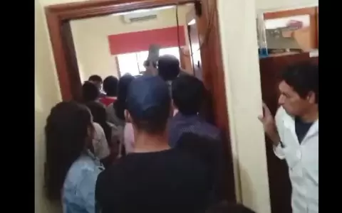 Toman sede de la Municipalidad de Arroyos y Esteros en reclamo por vertedero irregular