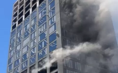 Se incendia edificio en construcci�n y habr�a obreros atrapados en �l