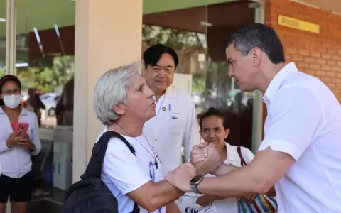 Pe�a visita hospital del Inc�n y escucha reclamos de pacientes con c�ncer