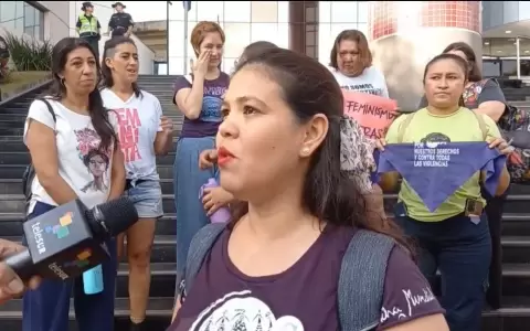 Frente al Congreso, mujeres rechazan intenci�n de "Bachi" de "avasallar" derechos adquiridos