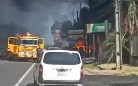 Registran grave incendio en dep�sito de cubiertas, otros negocios estar�an afectados