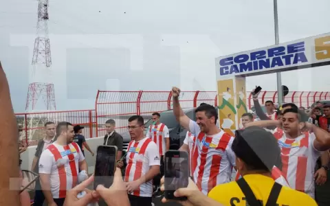 Miles de ciudadanos corrieron sobre el Puente H�roes del Chaco para inaugurarlo
