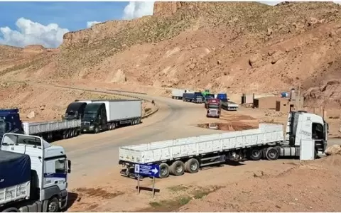 Camioneros paraguayos varados desde hace 15 d�as en Argentina
