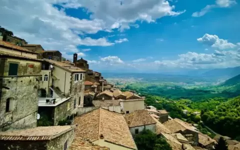 �Por qu� esta ciudad italiana tiene dificultades para vender sus casas vac�as por apenas un euro?
