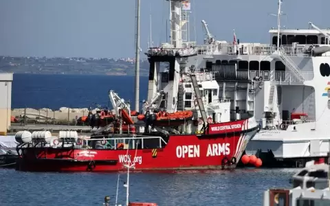 Primer barco humanitario descarga ayuda en Gaza