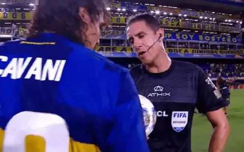 Ins�lito: �rbitro pidi� la camiseta a Edinson Cavani