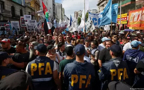 Protestas en Argentina contra los ajustes del Gobierno
