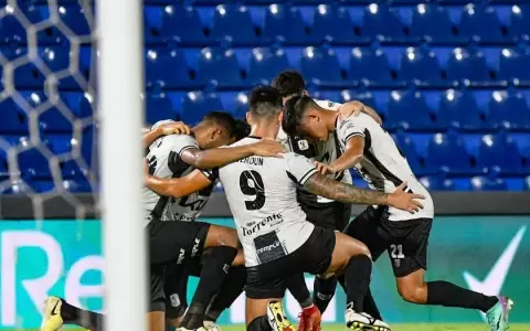 Regis Marques celebra por ganar �el Cl�sico� ante Cerro Porte�o