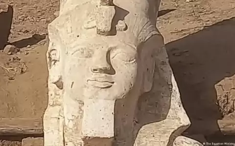 Arque�logos desentierran parte de gran estatua de Rams�s II