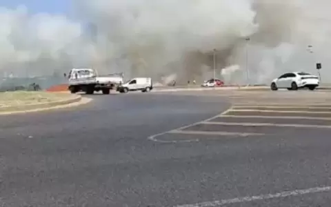Incendio apeligra viviendas en barrio Santa Ana