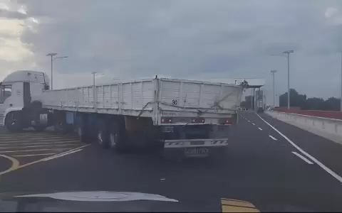Cami�n intent� subir al Puente H�roes del Chaco y advierten sobre prohibici�n