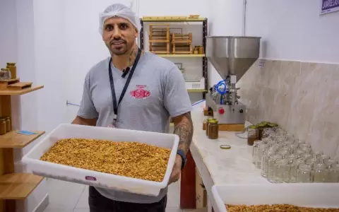 Es alem�n, cumple condena en Paraguay y emprendi� con mantequilla de man�