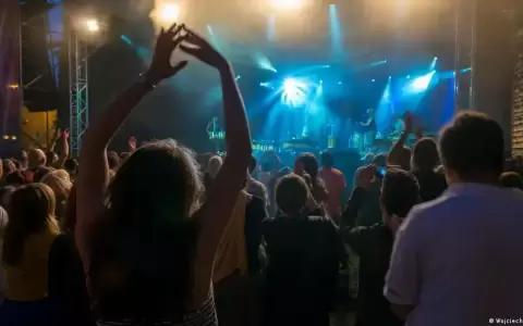 �Por qu� la m�sica en vivo emociona m�s que las grabaciones?