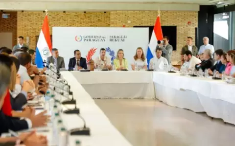 Pe�a con parte de su gabinete.