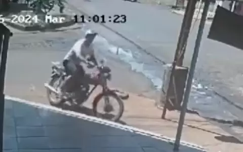 Hombre denuncia robo de su motocicleta en pocos segundos