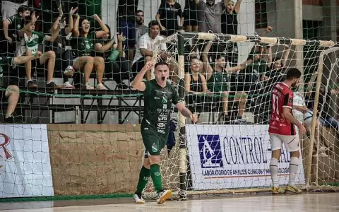 Paranaense clasifica tras golear en la �ltima fecha del Grupo 11