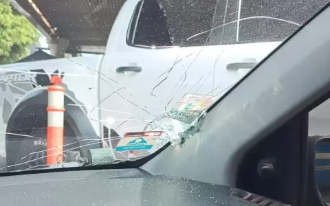 Artefacto de la ANDE cae sobre auto de mujer que esperaba sem�foro verde para pasar