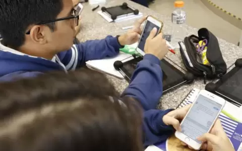 Gran Breta�a proh�be los celulares en escuelas para evitar violencia de las redes sociales