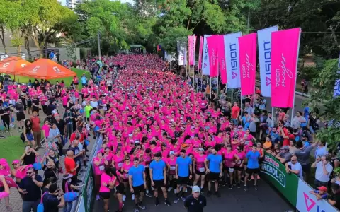 Las chicas corrieron por su d�a y ti�eron de rosa 5 kil�metros de calles asuncenas