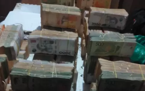 Detienen a cuatro personas que transportaban dudosa carga de billetes