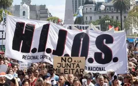 Argentinos marchan por la memoria de la dictadura