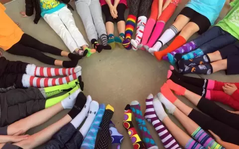 Con medias dispares, conmemoran el D�a Mundial de las Personas con S�ndrome de Down.